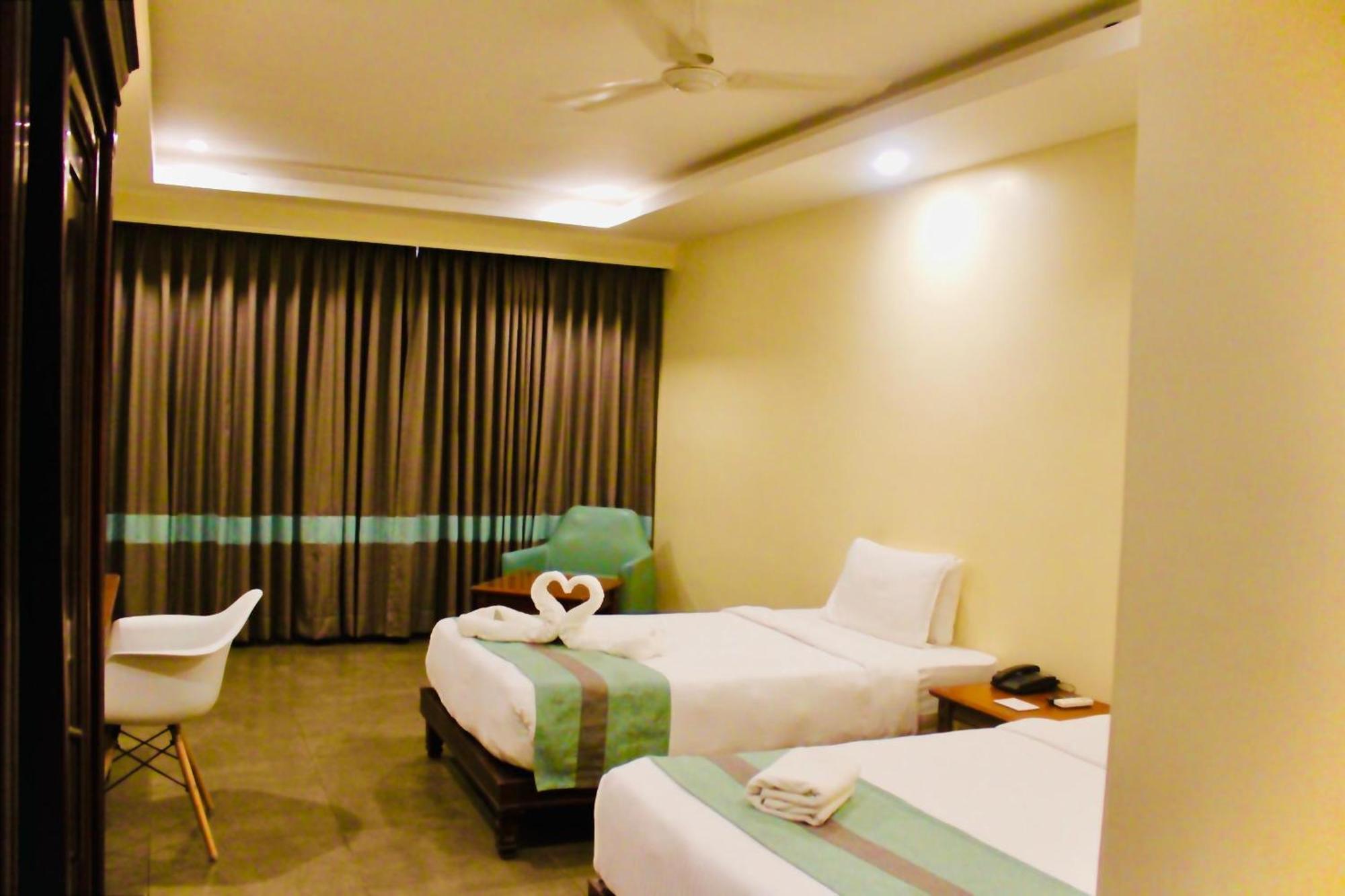 The Cent Hotel Haiderabad Buitenkant foto