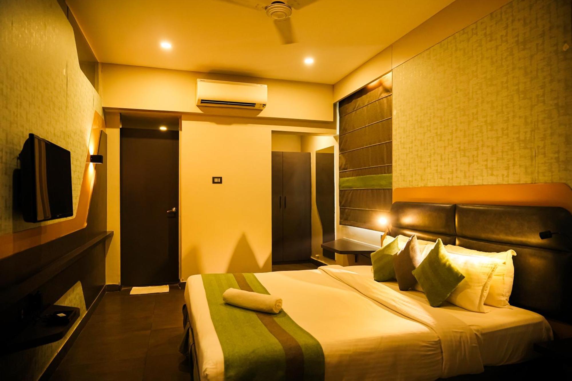 The Cent Hotel Haiderabad Buitenkant foto